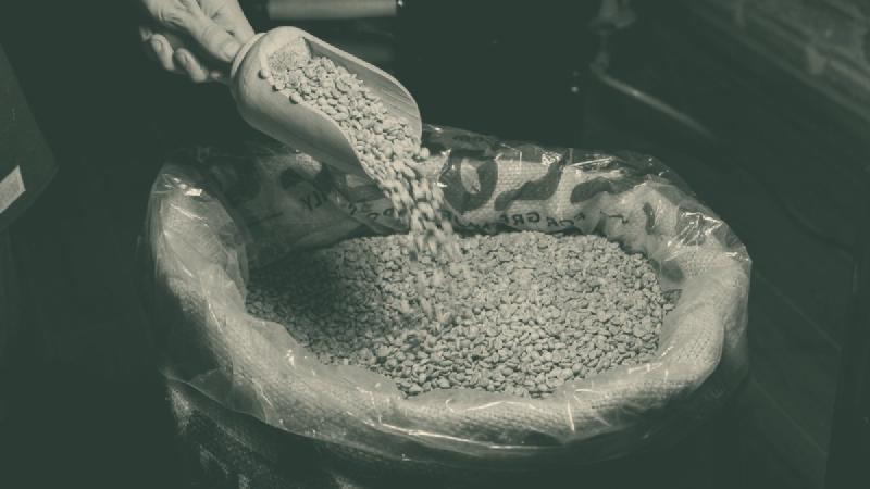 Kaffeetüten mit Bio-, Fairtrade- und Direct-Trade-Aufdruck im Vergleich