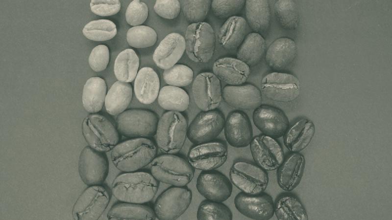 Röstgrade bei Kaffee: hell, mittel und dunkel geröstete Kaffeebohnen im Vergleich