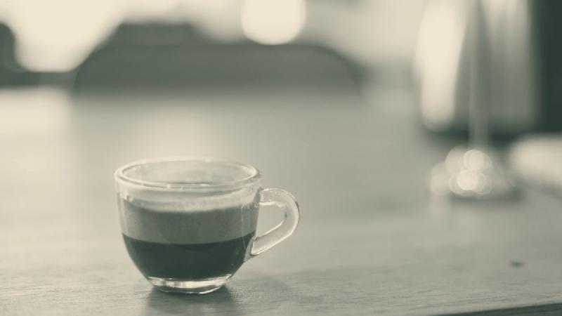 Was ist Espresso? Definition, Herkunft und Zubereitung – Espresso mit Crema in der Tasse